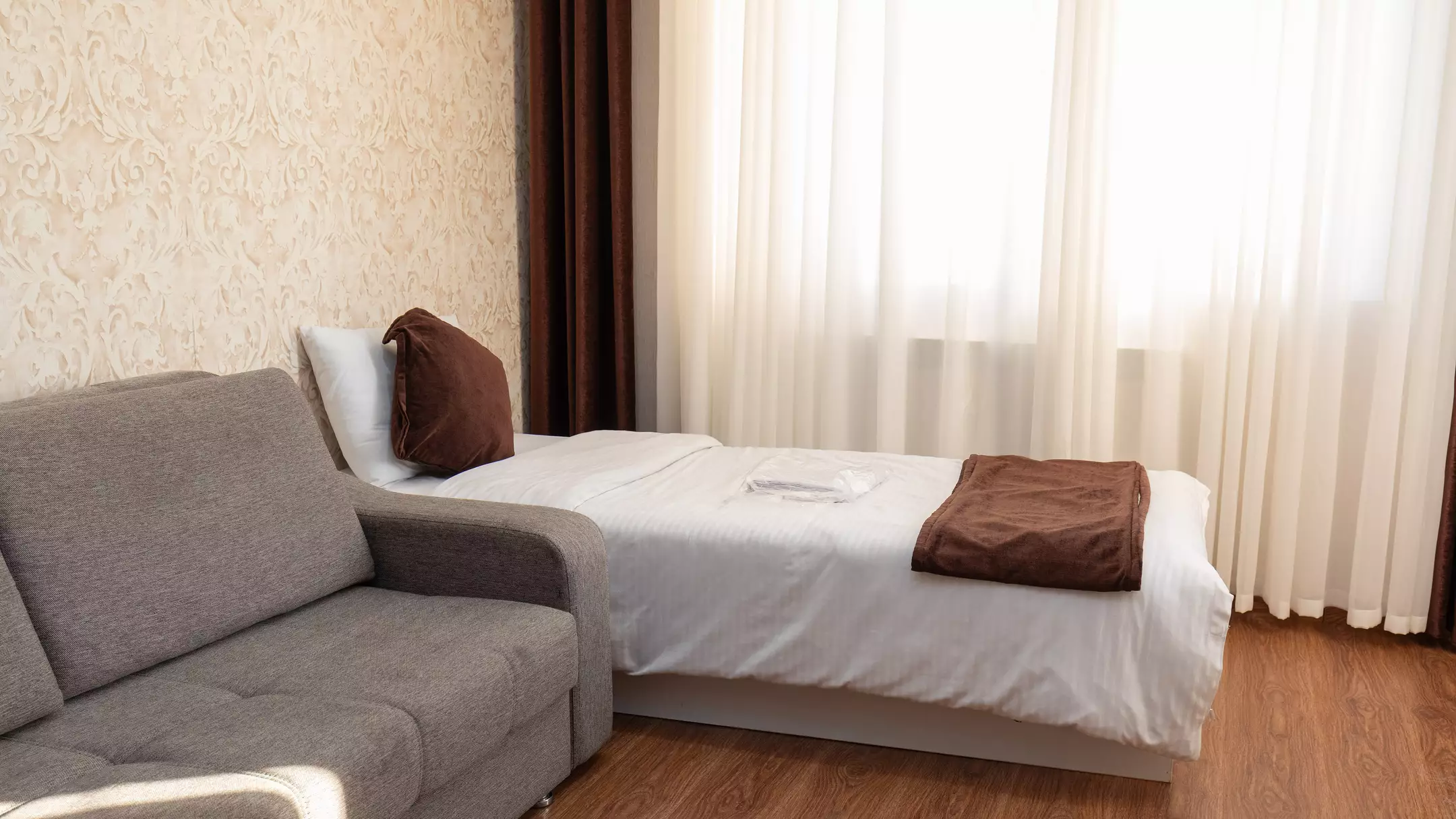 Alibaba https://cdn.alibaba.ir/ostorage/hotel-accommodation-images/674d85727e75320ec907f314_هتل ایرانیان - سوئیت یک خوابه سه تخته رویال (2).webp